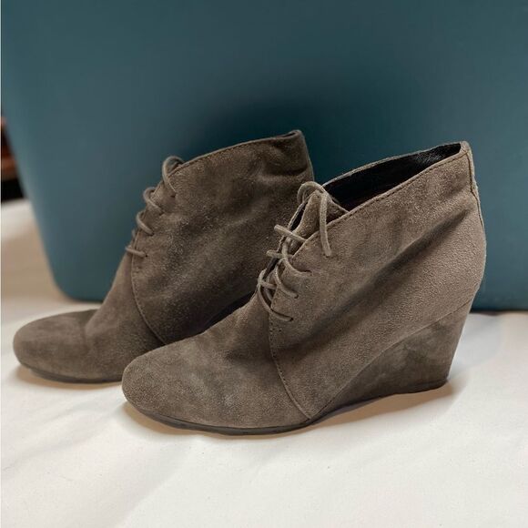 Clarks Chocolate Brown Wedge Booties - Size 7.5 - Picture 1 of 7